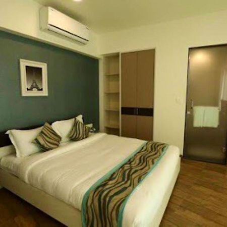 7 Star Weekend Studio At Rajhans Belliza By Global Hospitality Surat Zewnętrze zdjęcie