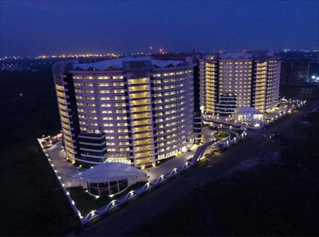 7 Star Weekend Studio At Rajhans Belliza By Global Hospitality Surat Zewnętrze zdjęcie