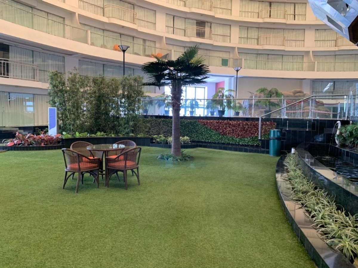 7 Star Weekend Studio At Rajhans Belliza By Global Hospitality Surat Zewnętrze zdjęcie