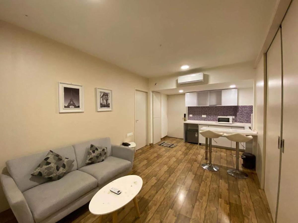7 Star Weekend Studio At Rajhans Belliza By Global Hospitality Surat Zewnętrze zdjęcie